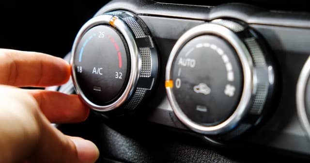 Jak szybko włączyć klimatyzację w Toyocie Yaris - Poradnik Jak szybko włączyć klimatyzację w Toyocie Yaris - Poradnik