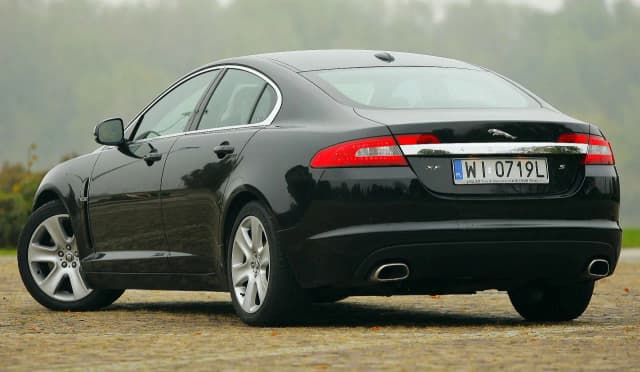 Jaguar XF: Wybór idealnego silnika - porównanie osiągów i ekonomii Jaguar XF: Wybór idealnego silnika - porównanie osiągów i ekonomii