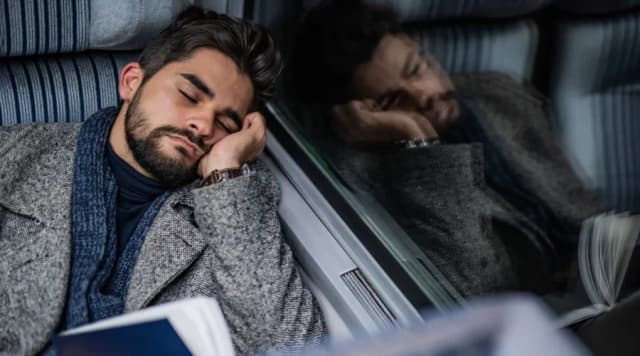 Jak spać w autokarze: sprawdzone sposoby na komfortowy sen w podróży Jak spać w autokarze: sprawdzone sposoby na komfortowy sen w podróży