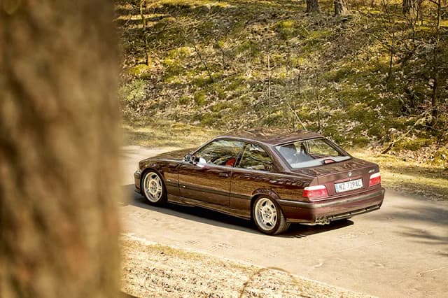 E36 BMW M3 – poznaj jego legendarną moc i niezrównane osiągi E36 BMW M3 – poznaj jego legendarną moc i niezrównane osiągi