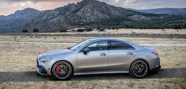 Mercedes CLA 35 AMG - moc, osiągi i unikalne cechy, które zaskakują Mercedes CLA 35 AMG - moc, osiągi i unikalne cechy, które zaskakują