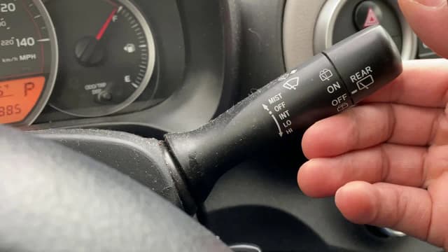 Włączanie wycieraczek w Toyota Yaris: szybki i prosty poradnik Włączanie wycieraczek w Toyota Yaris: szybki i prosty poradnik