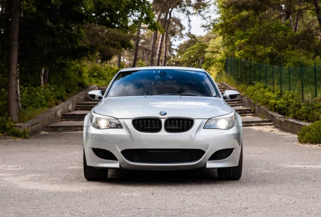 BMW M5 V10 – niezwykłe osiągi i luksus w jednej maszynie BMW M5 V10 – niezwykłe osiągi i luksus w jednej maszynie