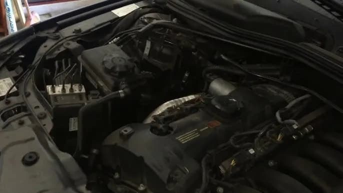 Gdzie jest akumulator w BMW E60? Odkryj jego lokalizację i dostępność Gdzie jest akumulator w BMW E60? Odkryj jego lokalizację i dostępność