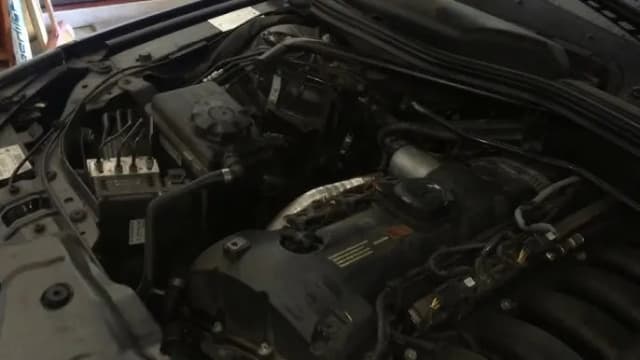 Gdzie jest akumulator w BMW E60? Odkryj jego lokalizację i dostępność Gdzie jest akumulator w BMW E60? Odkryj jego lokalizację i dostępność