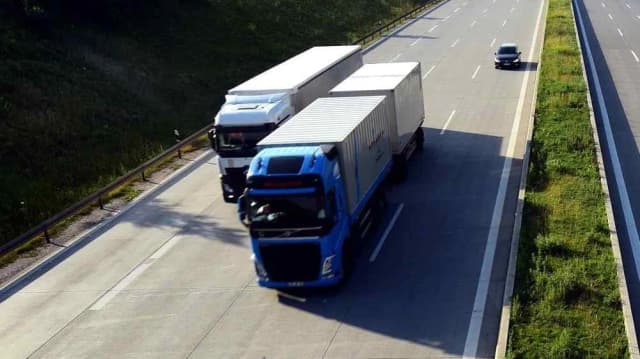 Czy ciężarówka może wyprzedzać na autostradzie? Sprawdź nowe zasady Czy ciężarówka może wyprzedzać na autostradzie? Sprawdź nowe zasady