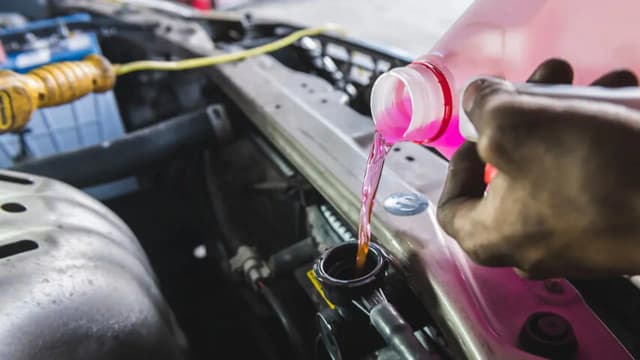 Różowy czy czerwony płyn chłodniczy Toyota - ważne różnice i zastosowanie Różowy czy czerwony płyn chłodniczy Toyota - ważne różnice i zastosowanie