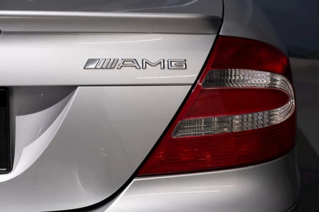 Mercedes CLK 55 AMG – potężny sportowiec z luksusowym wnętrzem i osiągami Mercedes CLK 55 AMG – potężny sportowiec z luksusowym wnętrzem i osiągami