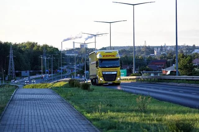 Długość naczepy tira - co musisz wiedzieć, aby uniknąć problemów Długość naczepy tira - co musisz wiedzieć, aby uniknąć problemów