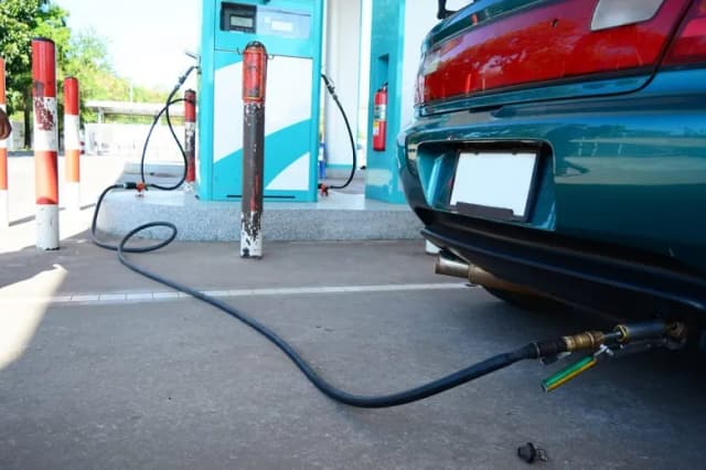 Czy można tankować auto na zapalonym silniku? Ryzyko i przepisy bezpieczeństwa Czy można tankować auto na zapalonym silniku? Ryzyko i przepisy bezpieczeństwa