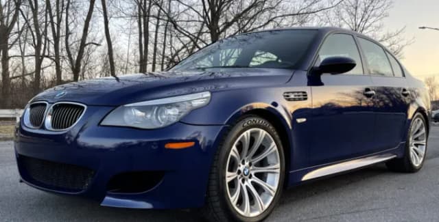 BMW M5 z silnikiem V10 - ikona osiągów i innowacji w motoryzacji BMW M5 z silnikiem V10 - ikona osiągów i innowacji w motoryzacji