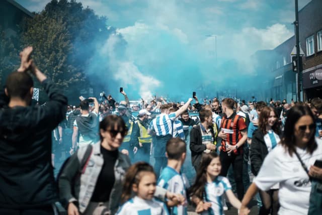 Rozłam pokoleń: jak zmieniały się wartości w ruchu fanowskim na przestrzeni 30 lat Rozłam pokoleń: jak zmieniały się wartości w ruchu fanowskim na przestrzeni 30 lat