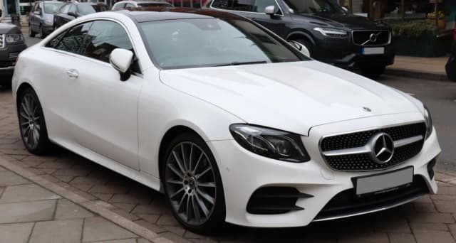 Mercedes E Klasa Coupe - osiągi, komfort i wady, które warto znać Mercedes E Klasa Coupe - osiągi, komfort i wady, które warto znać