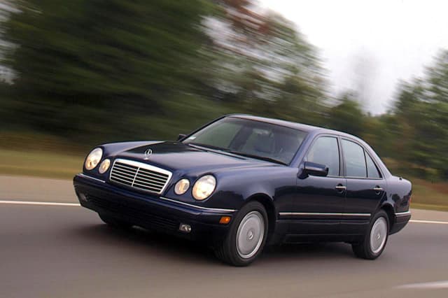 Mercedes-Benz E 320: Cechy, osiągi i komfort, które zachwycają Mercedes-Benz E 320: Cechy, osiągi i komfort, które zachwycają