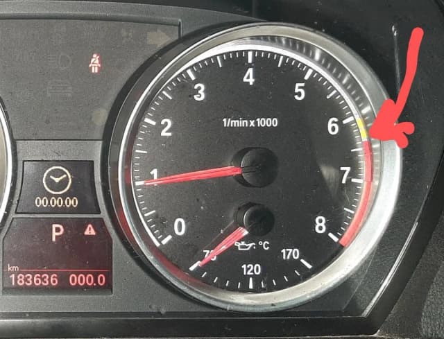 Jak sprawdzić temperaturę silnika BMW E90? Instrukcja krok po kroku Jak sprawdzić temperaturę silnika BMW E90? Instrukcja krok po kroku