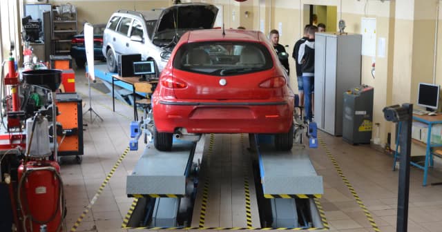 Co robi kierowca mechanik? Obowiązki, wymagania i perspektywy pracy Co robi kierowca mechanik? Obowiązki, wymagania i perspektywy pracy