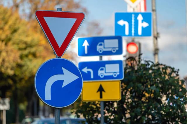 Znaki drogowe miejscowości - Co warto wiedzieć o ich znaczeniu? Znaki drogowe miejscowości - Co warto wiedzieć o ich znaczeniu?