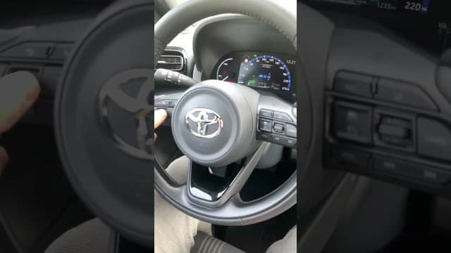 Zmiana godziny w Toyota Yaris: Prosty poradnik dla każdego kierowcy Zmiana godziny w Toyota Yaris: Prosty poradnik dla każdego kierowcy