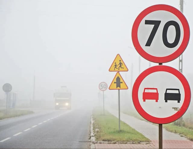 Znak zakaz wyprzedzania - Co oznacza i jak wygląda na drodze? Znak zakaz wyprzedzania - Co oznacza i jak wygląda na drodze?