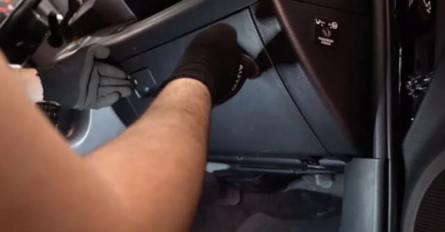 Gdzie jest filtr kabinowy Toyota Yaris 1 - szybka i prosta lokalizacja Gdzie jest filtr kabinowy Toyota Yaris 1 - szybka i prosta lokalizacja