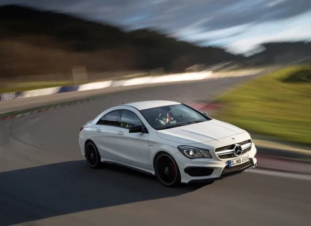 Mercedes CLA 45 AMG - wyjątkowe osiągi i luksus w kompaktowym stylu Mercedes CLA 45 AMG - wyjątkowe osiągi i luksus w kompaktowym stylu