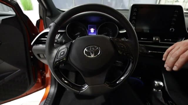 Jak włączyć czujniki parkowania Toyota CHR - proste rozwiązanie krok po kroku Jak włączyć czujniki parkowania Toyota CHR - proste rozwiązanie krok po kroku