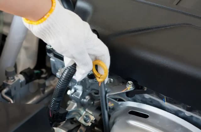 Kiedy należy sprawdzać poziom oleju w silniku, aby uniknąć awarii? Kiedy należy sprawdzać poziom oleju w silniku, aby uniknąć awarii?