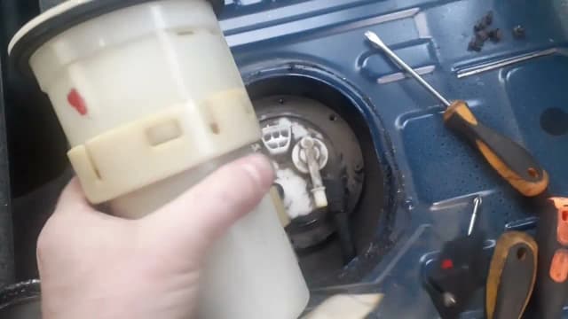 Gdzie jest pompa paliwa w Toyota RAV4? Lokalizacja i wymiana Gdzie jest pompa paliwa w Toyota RAV4? Lokalizacja i wymiana