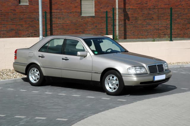 Mercedes-Benz C Class W202: Historia, specyfikacje i wersje AMG Mercedes-Benz C Class W202: Historia, specyfikacje i wersje AMG