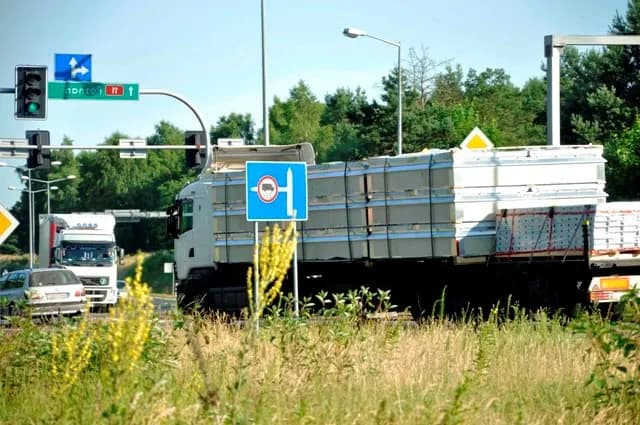 Jak rozmieścić ładunek na naczepie, by uniknąć niebezpieczeństw? Jak rozmieścić ładunek na naczepie, by uniknąć niebezpieczeństw?