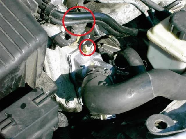 Lokalizacja czujnika temperatury silnika Opel Zafira - poradnik Lokalizacja czujnika temperatury silnika Opel Zafira - poradnik