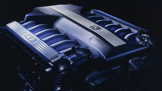 BMW z silnikiem V12: odkryj historię, modele i ich przyszłość BMW z silnikiem V12: odkryj historię, modele i ich przyszłość