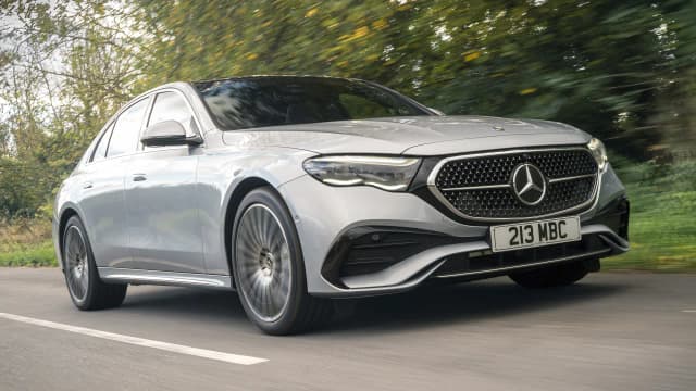 Mercedes-Benz Klasa E: luksus, osiągi i technologie, które zaskakują Mercedes-Benz Klasa E: luksus, osiągi i technologie, które zaskakują