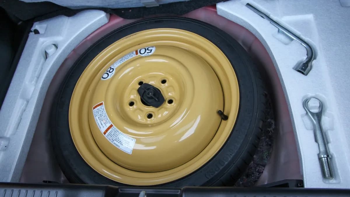 Jak znaleźć koło zapasowe w Toyota Yaris - poradnik dla każdego kierowcy Jak znaleźć koło zapasowe w Toyota Yaris - poradnik dla każdego kierowcy