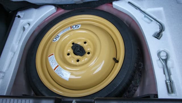 Jak znaleźć koło zapasowe w Toyota Yaris - poradnik dla każdego kierowcy Jak znaleźć koło zapasowe w Toyota Yaris - poradnik dla każdego kierowcy
